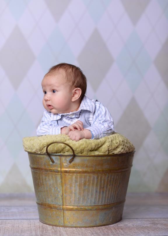 Baby in Schüssel