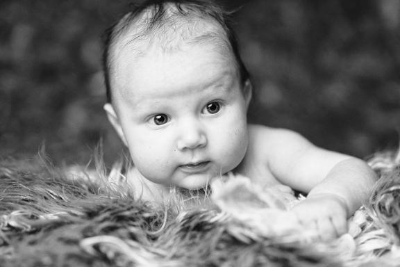 Baby in schwarz-weiß