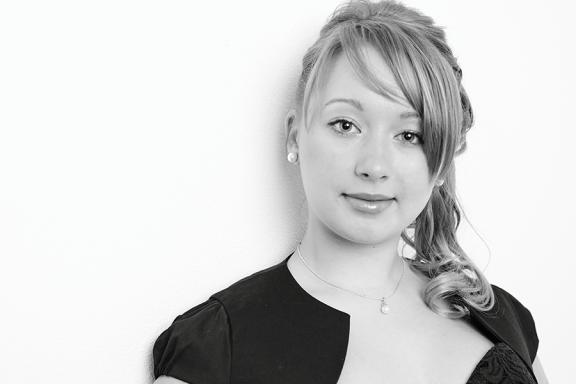 Junge Frau in Schwarz-Weiß