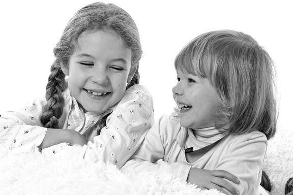 Kinder in Schwarz-Weiß