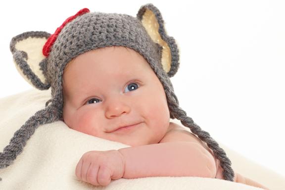 Baby mit Ohrenmütze
