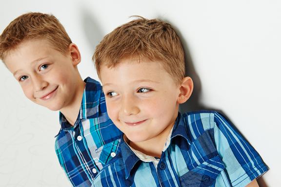 Kinder mit blaukariertem Hemd