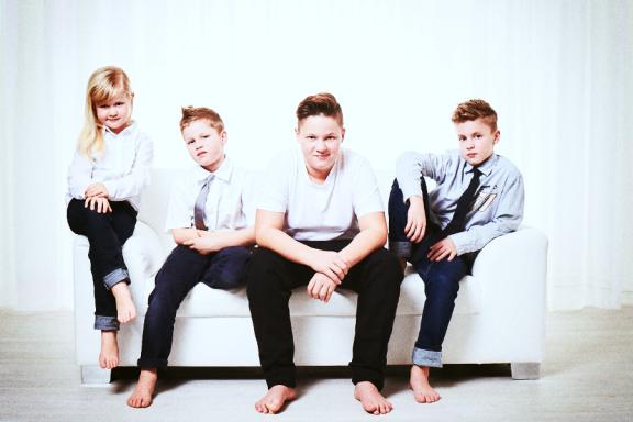 Kinder auf Sofa