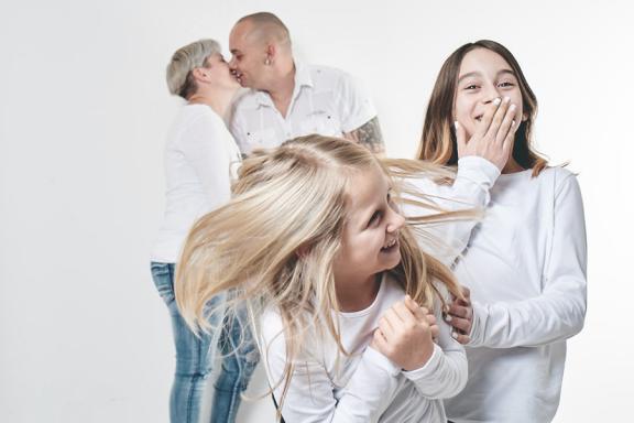 Eltern küssen, Kinder lachen