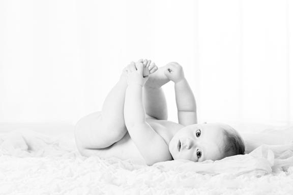 Baby in Schwarz-Weiß