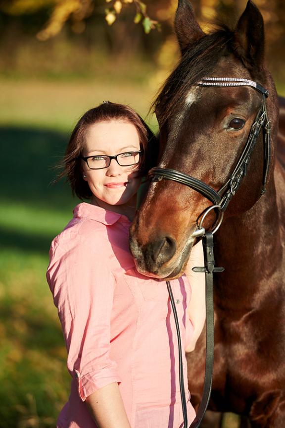 Junge Frau mit Pferd