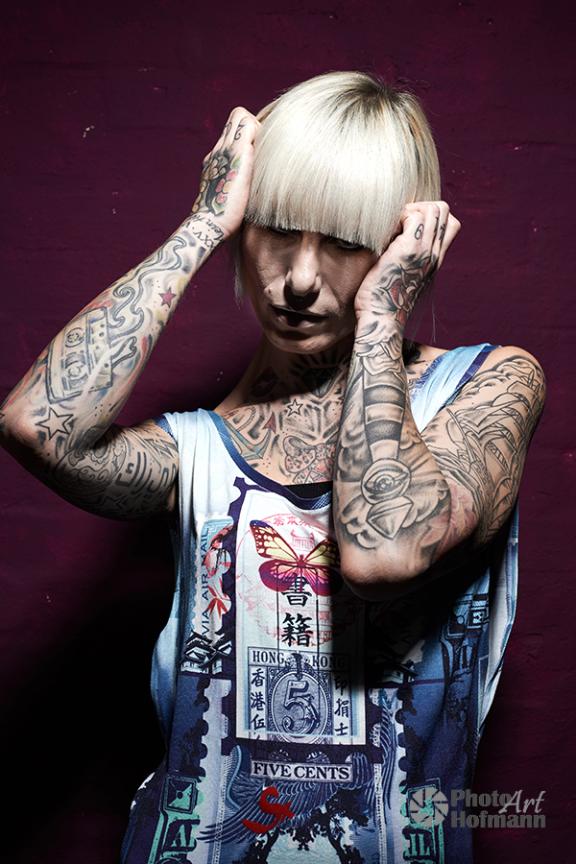Junge Frau mit Tattoos