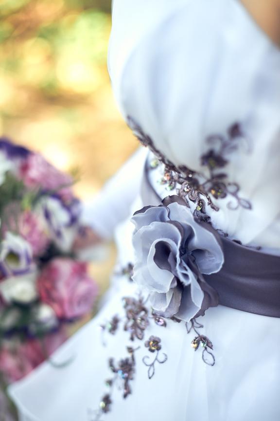 Blume am Brautkleid